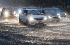 行車遇強(qiáng)降雨怎么辦？